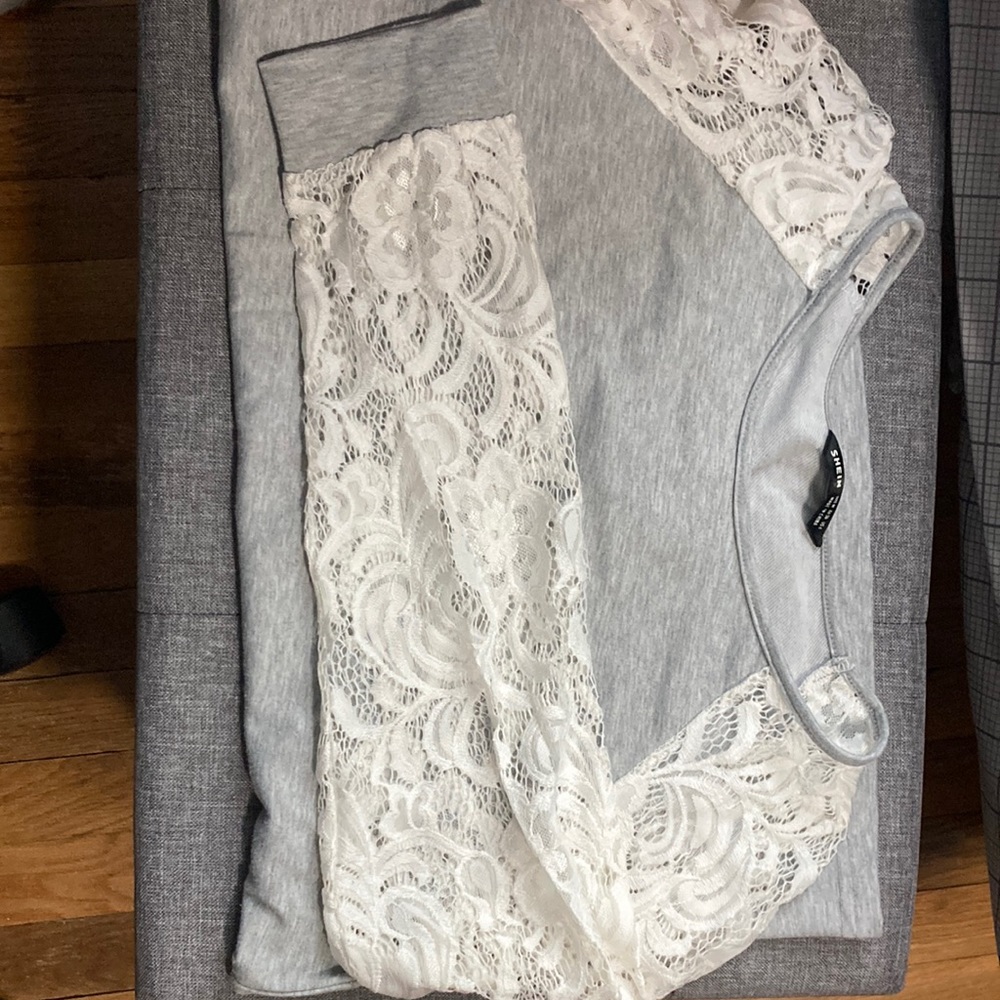 Women’s lace sleeve long sleeve top